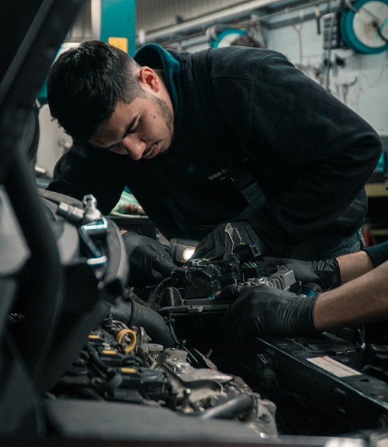 Carrosserie jaune entrain d'être poncée