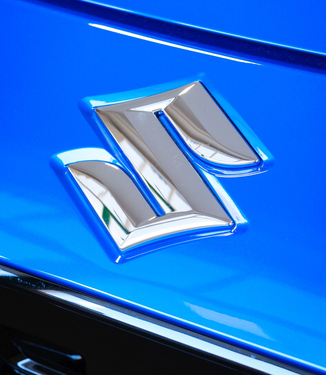 Icone Suzuki sur voiture bleue