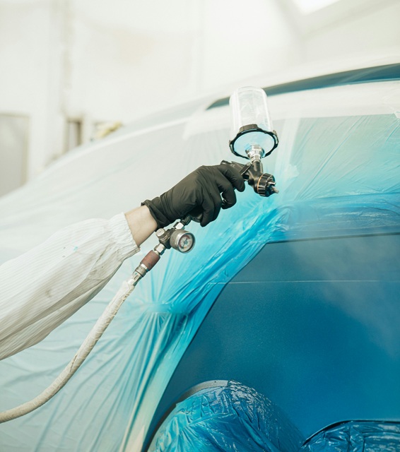 Carrosserie jaune entrain d'être poncée