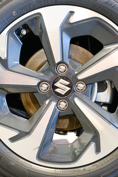 Pneus Suzuki d'hiver sur une voiture